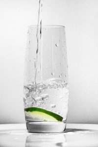 Glas mit Leitungswasser